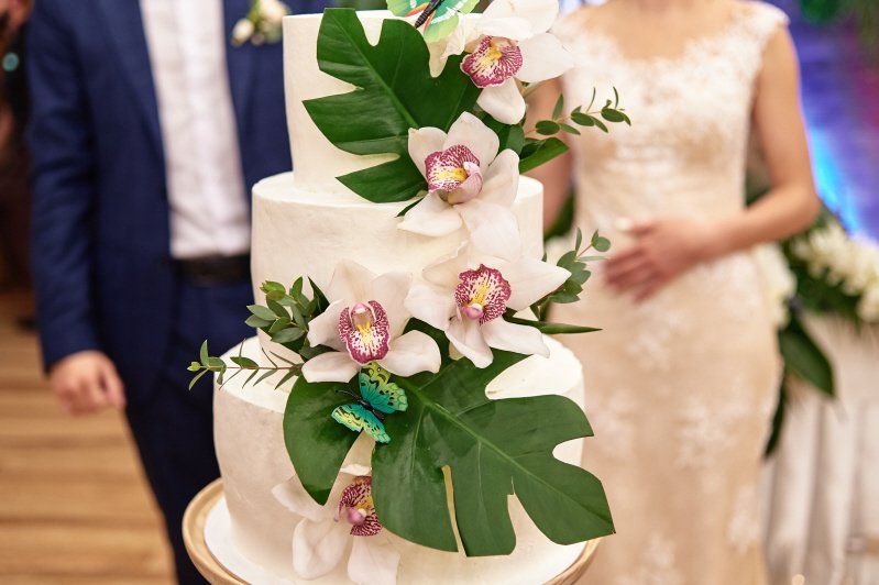 Wedding celebration Hawaiian style cake with petal and flower arrangement