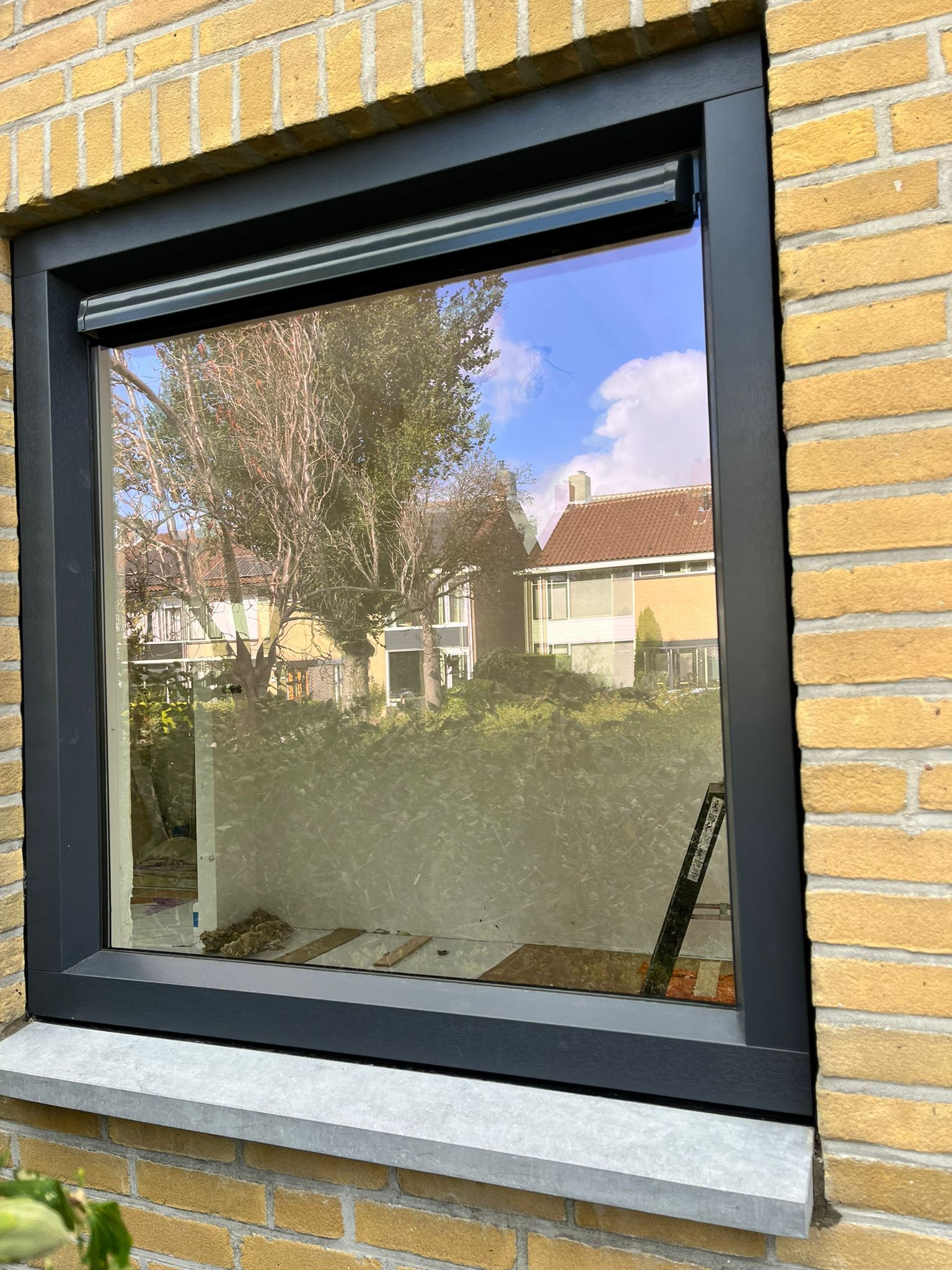 Plaatsing kunsstofkozijnen tripple glas met luchtrooster cyrobouw.nl