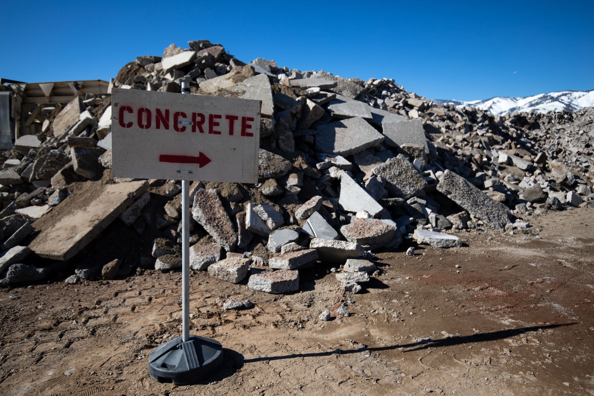 A sign that says concrete with an arrow pointing to the right