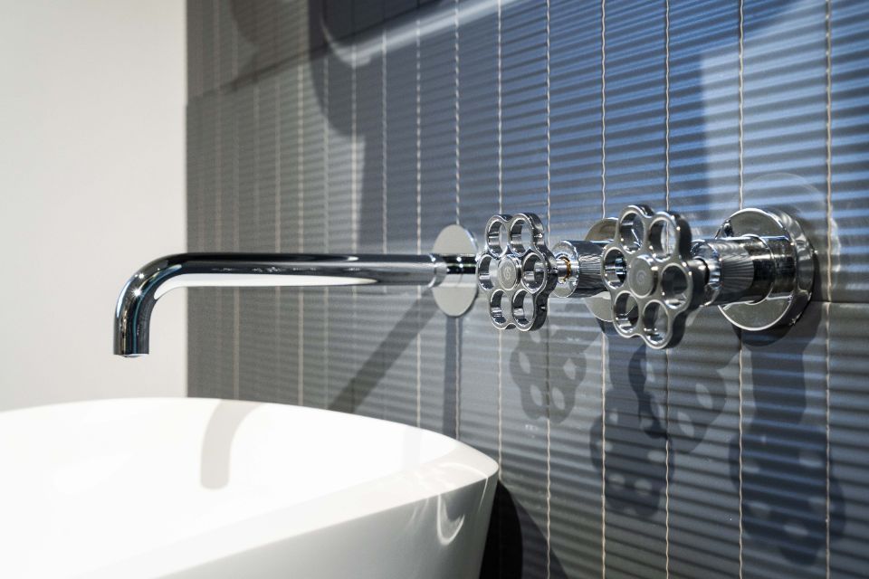 rubinetto con manopole acqua fredda calda