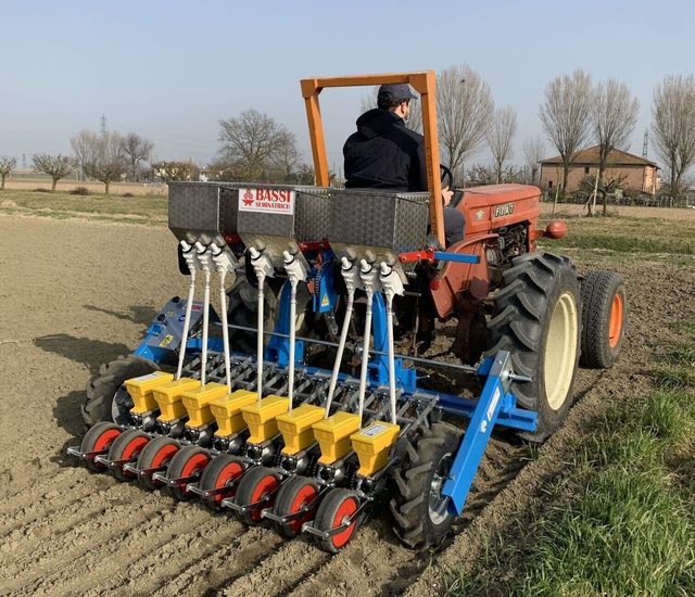 What do we do in Bassi Seminatrici? We produce precision seeders