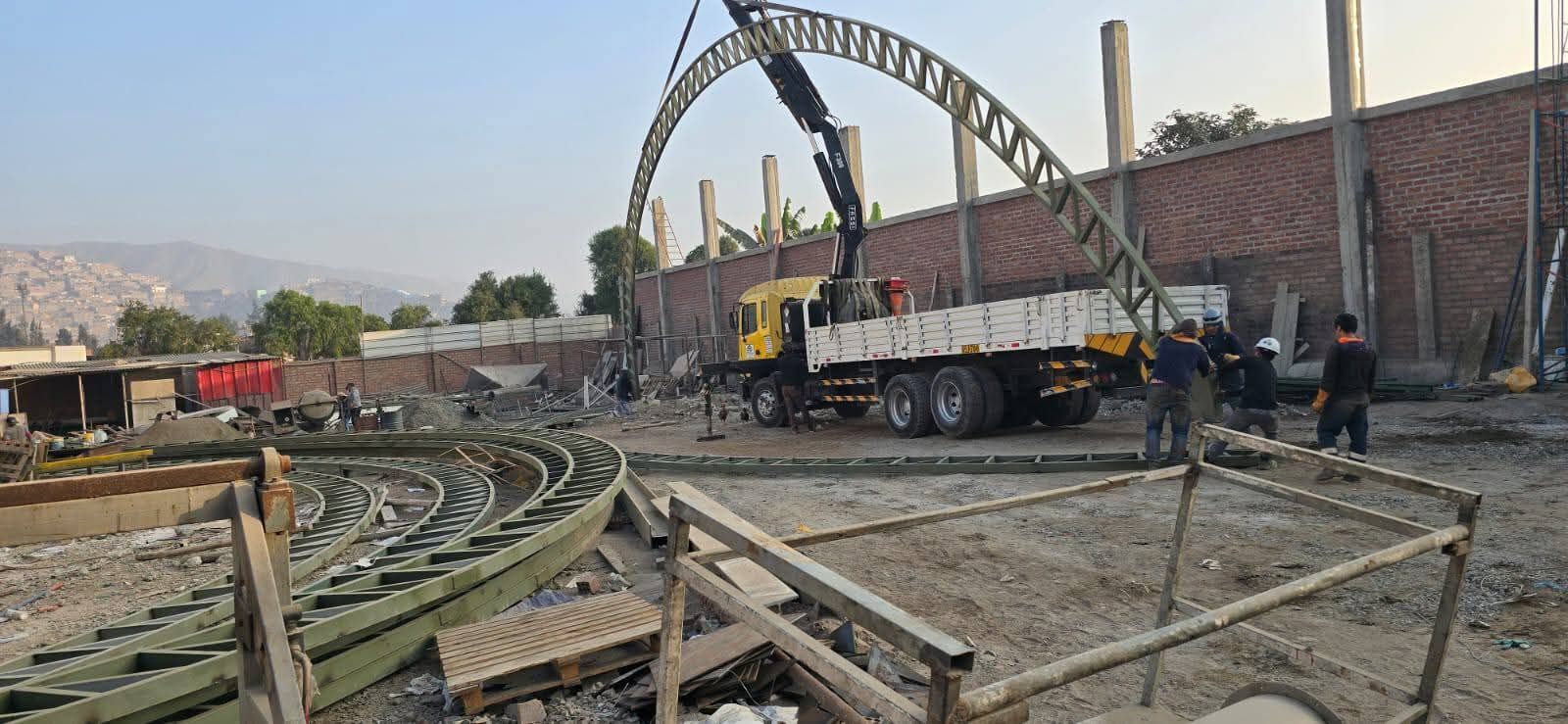 Un trabajador utiliza una herramienta de esmerilado, generando chispas de color naranja brillante sobre una superficie metálica en un taller oscuro.