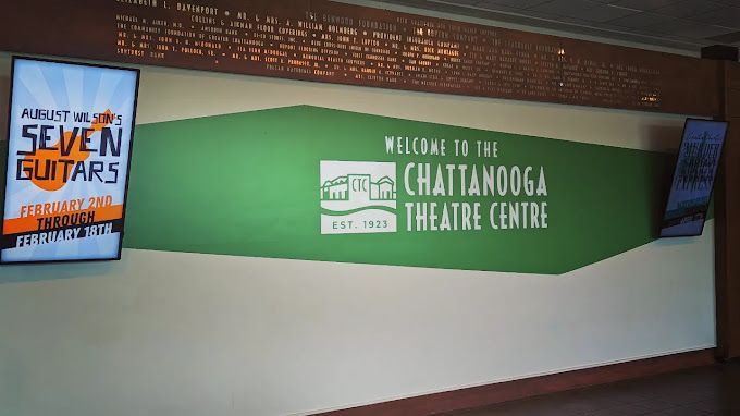 A sign that says welcome to the chattanooga theatre centre
