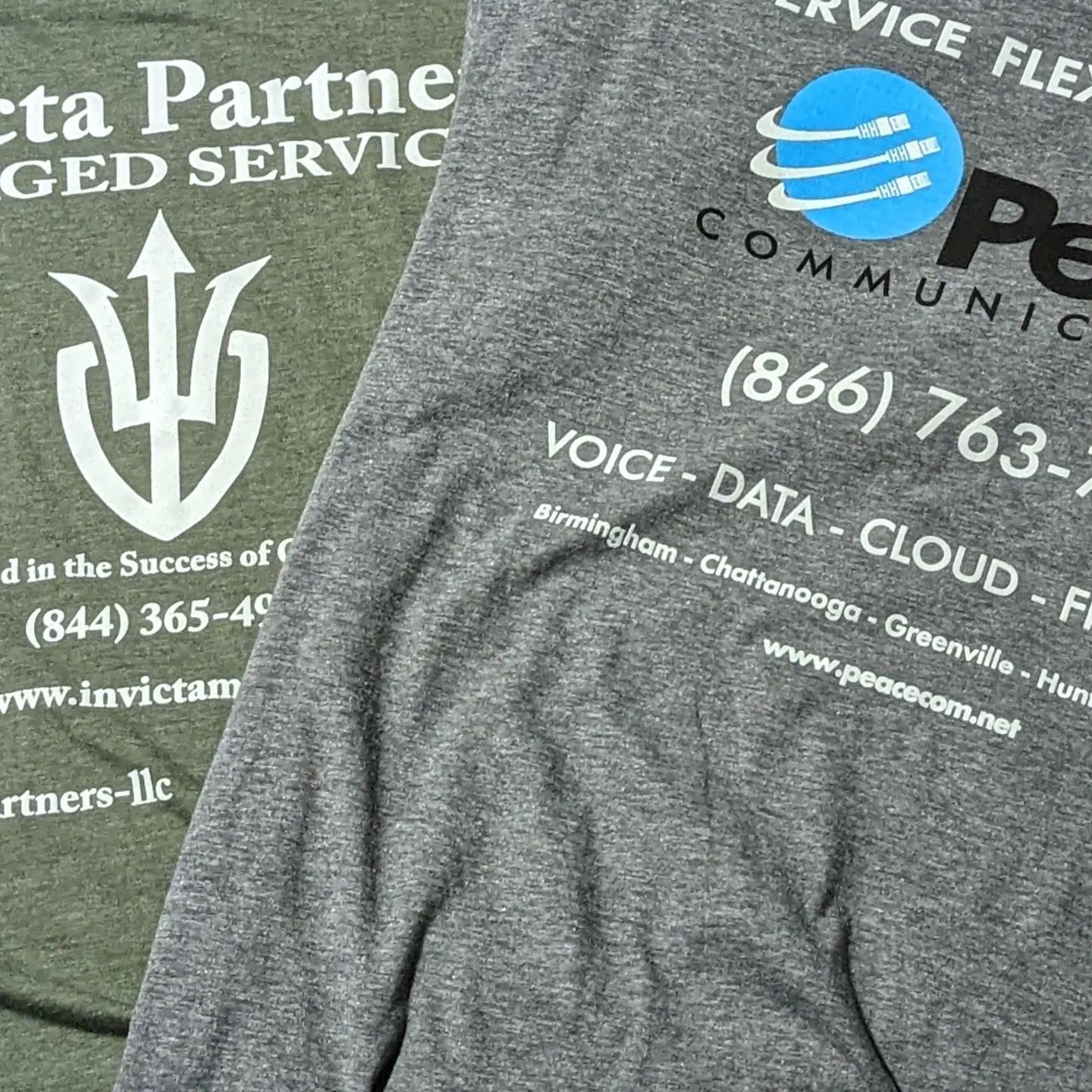 A t-shirt that says peacecom on it