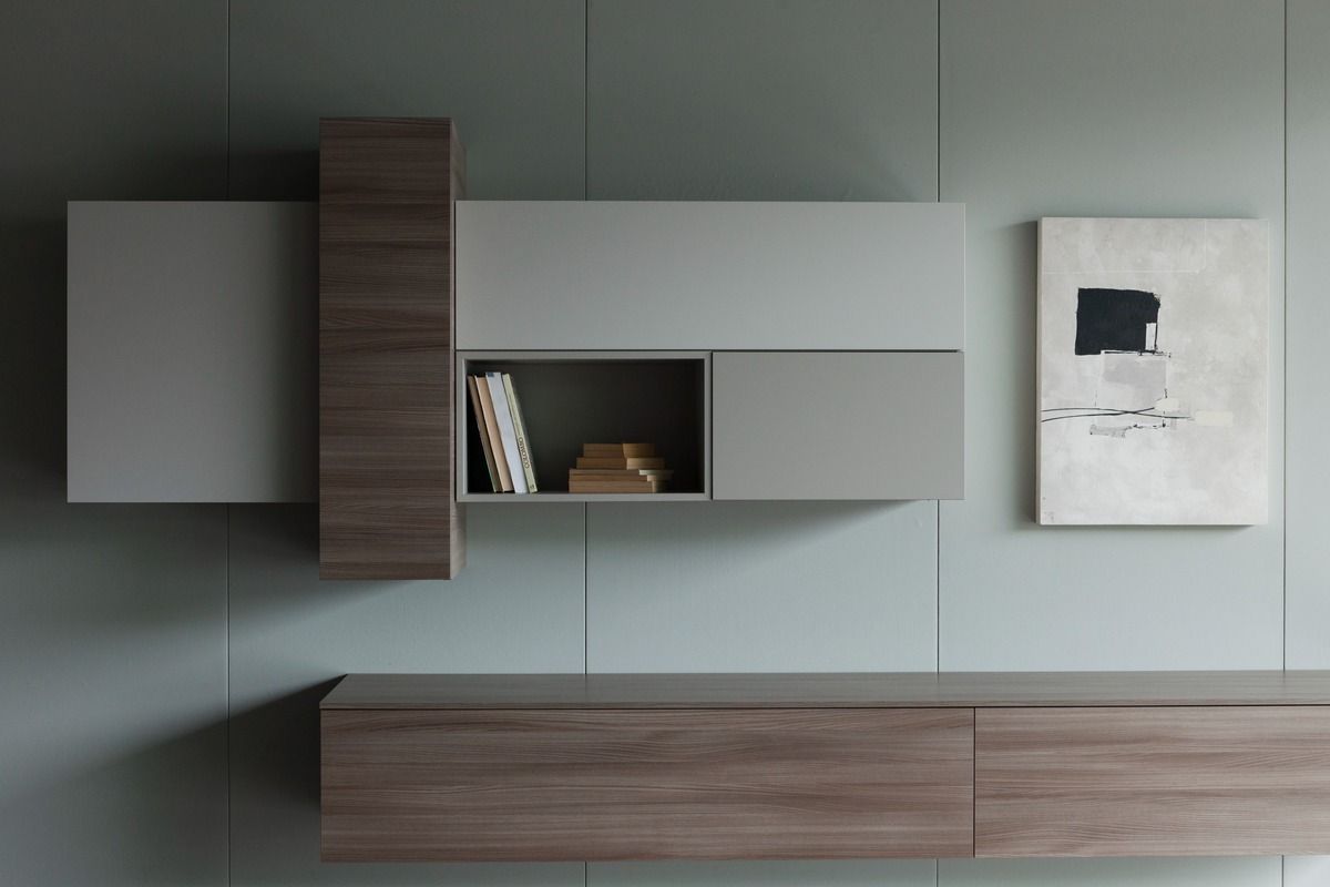 Moderna mensola a parete in legno e grigio con stampa artistica su una parete verde-azzurro pallido.