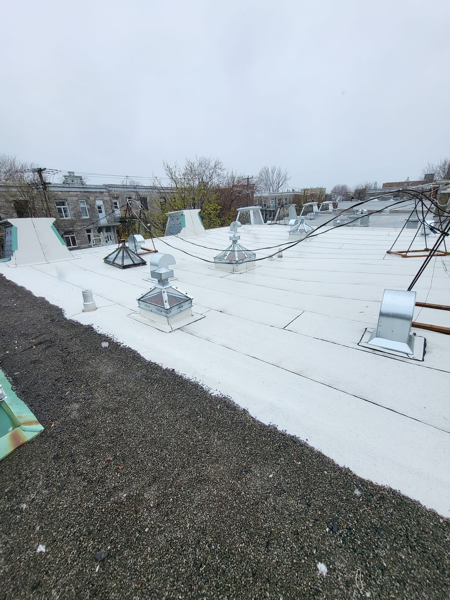 Un toit blanc avec beaucoup d'aérations.