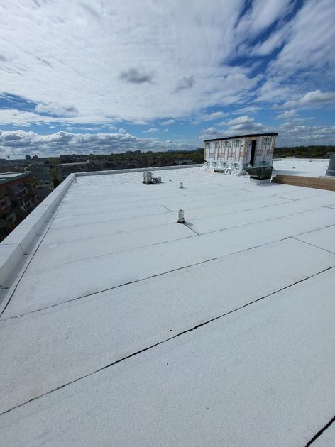 Un toit blanc avec un ciel bleu en arrière-plan