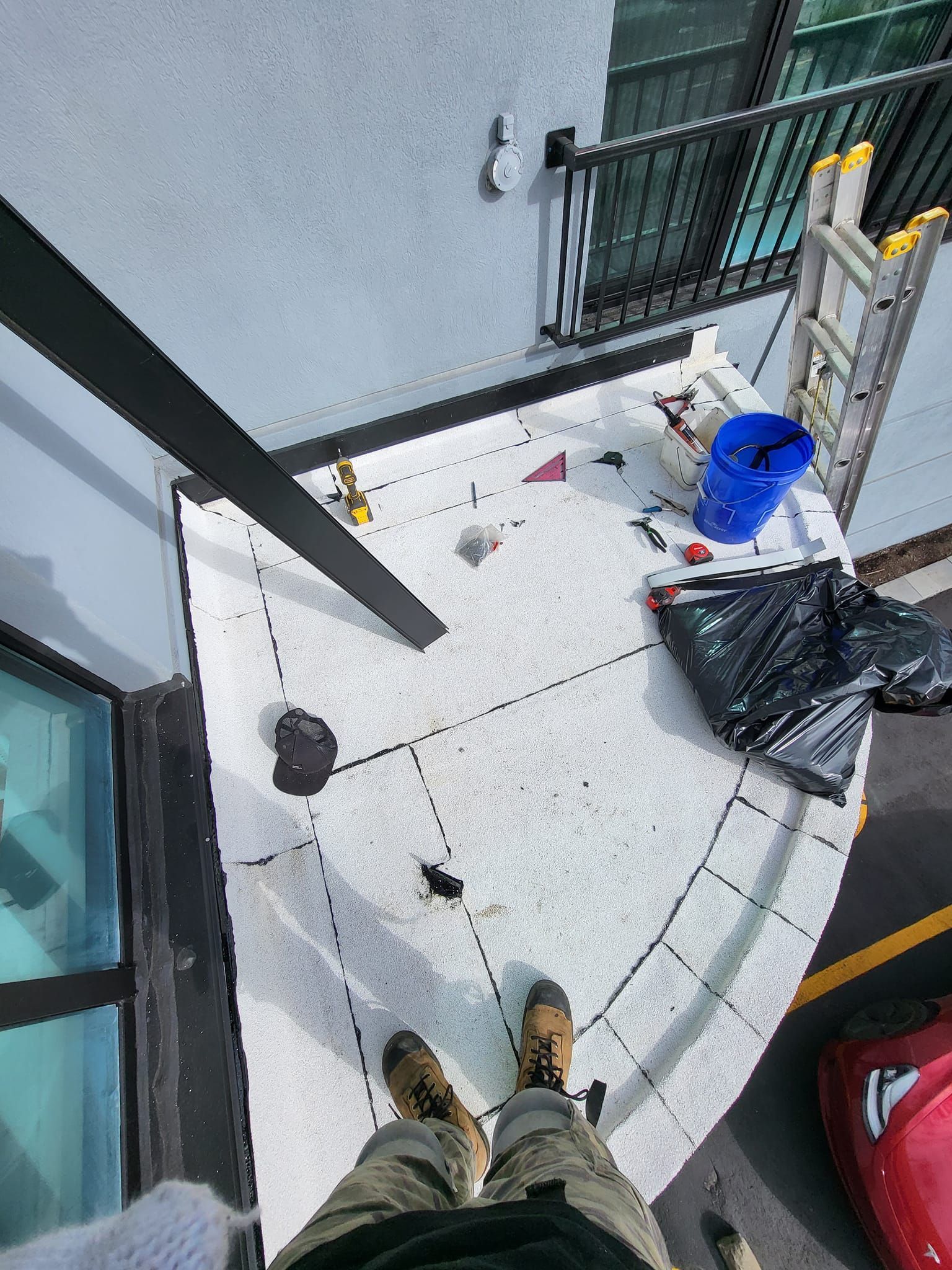 Une personne se tient sur le toit d'un bâtiment.