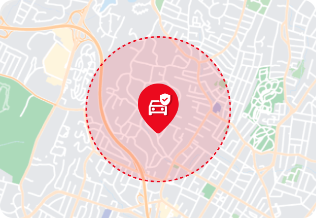 Mapa com um ícone de carro vermelho dentro de um círculo, indicando que o carro está seguro dentro da área.