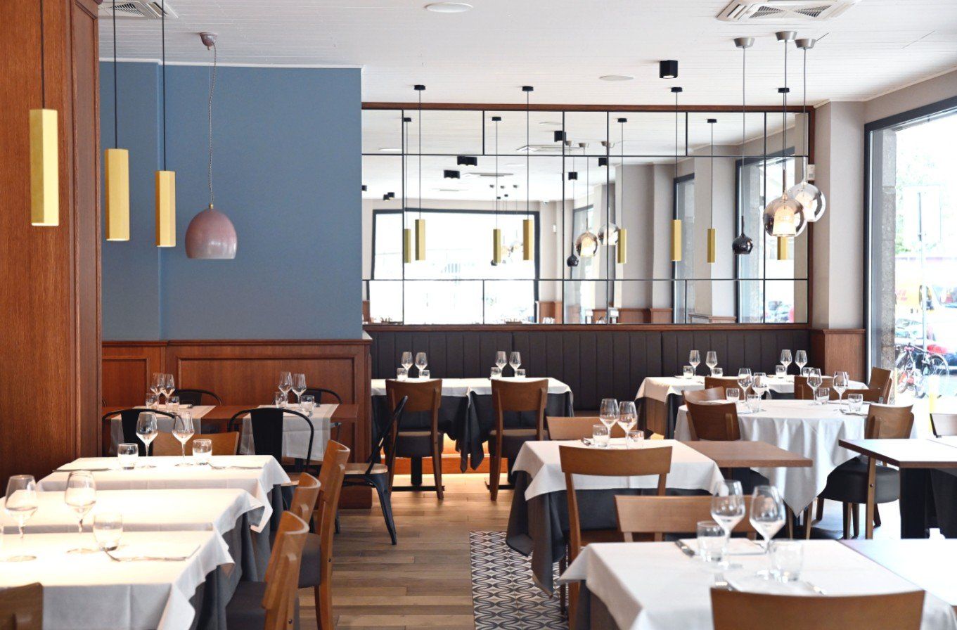 Ristorante con sala ampia e tavoli distanziati