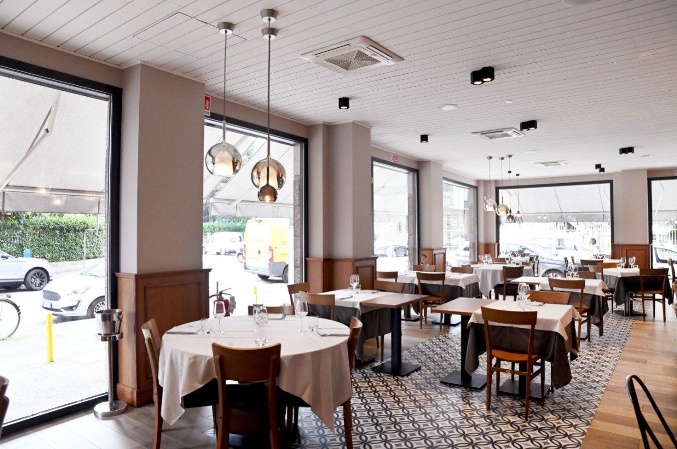 Ristorante e pizzeria con arredi in stile moderno