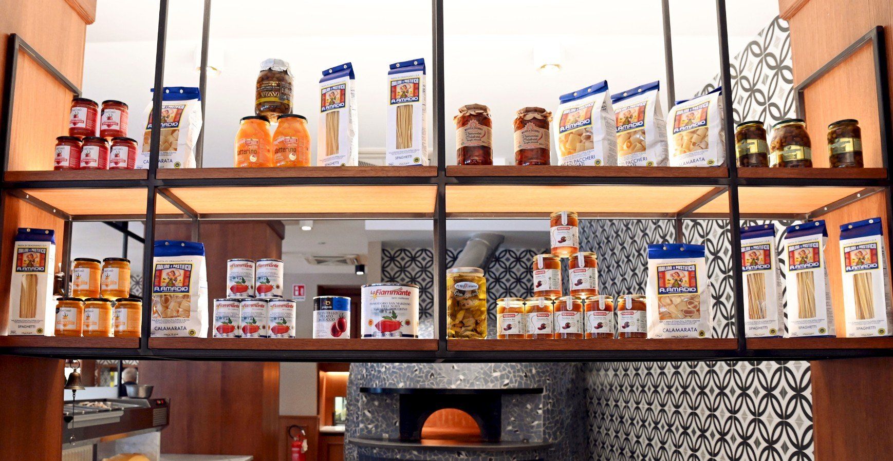 Ristorante con arredi in legno