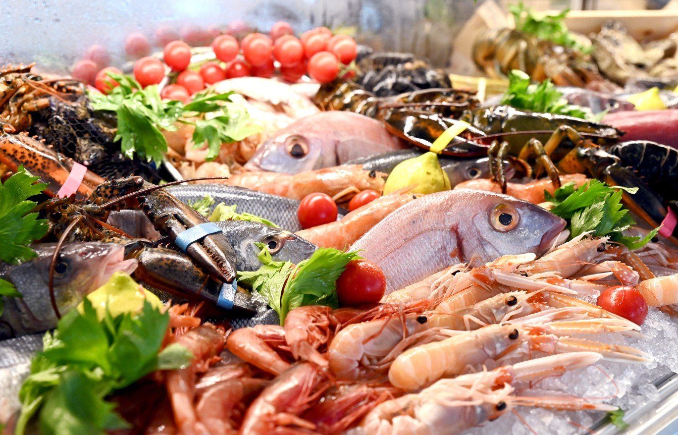 Ristorante con banco frigo per l'esposizione del pesce fresco