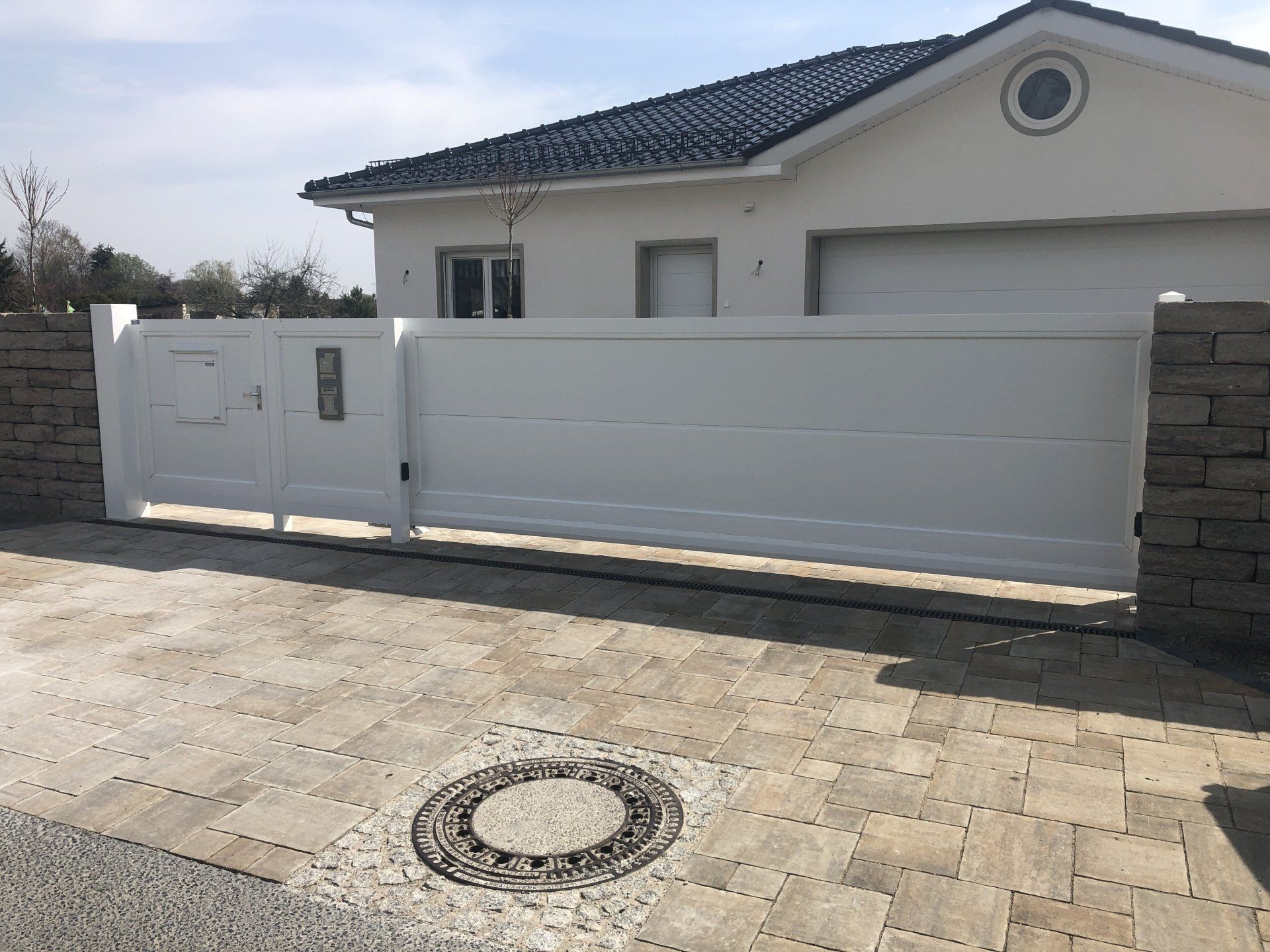 Aluschiebetor, Freitragendes Schiebetor