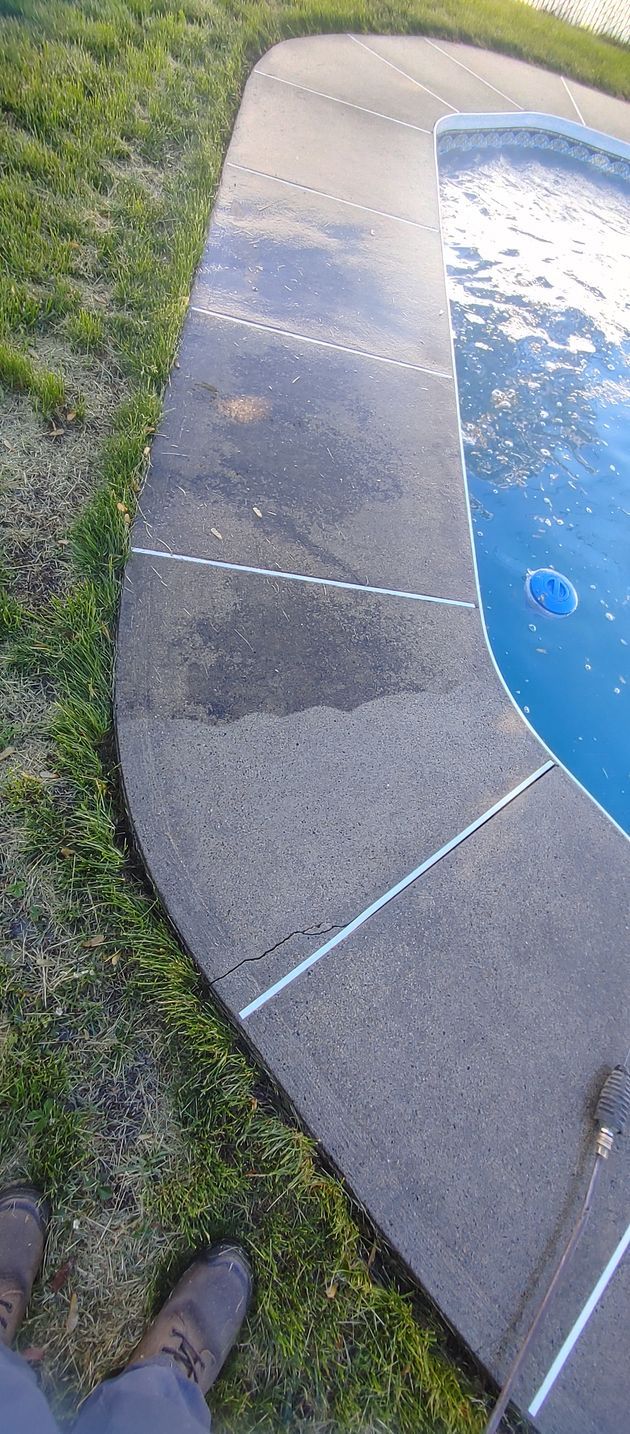 Une personne se tient à côté d'une piscine.