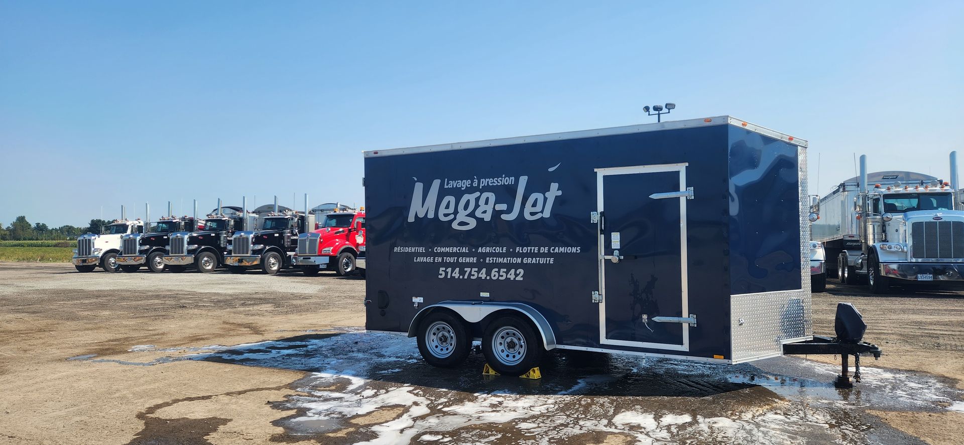 Une remorque noire avec le mot méga-jet dessus