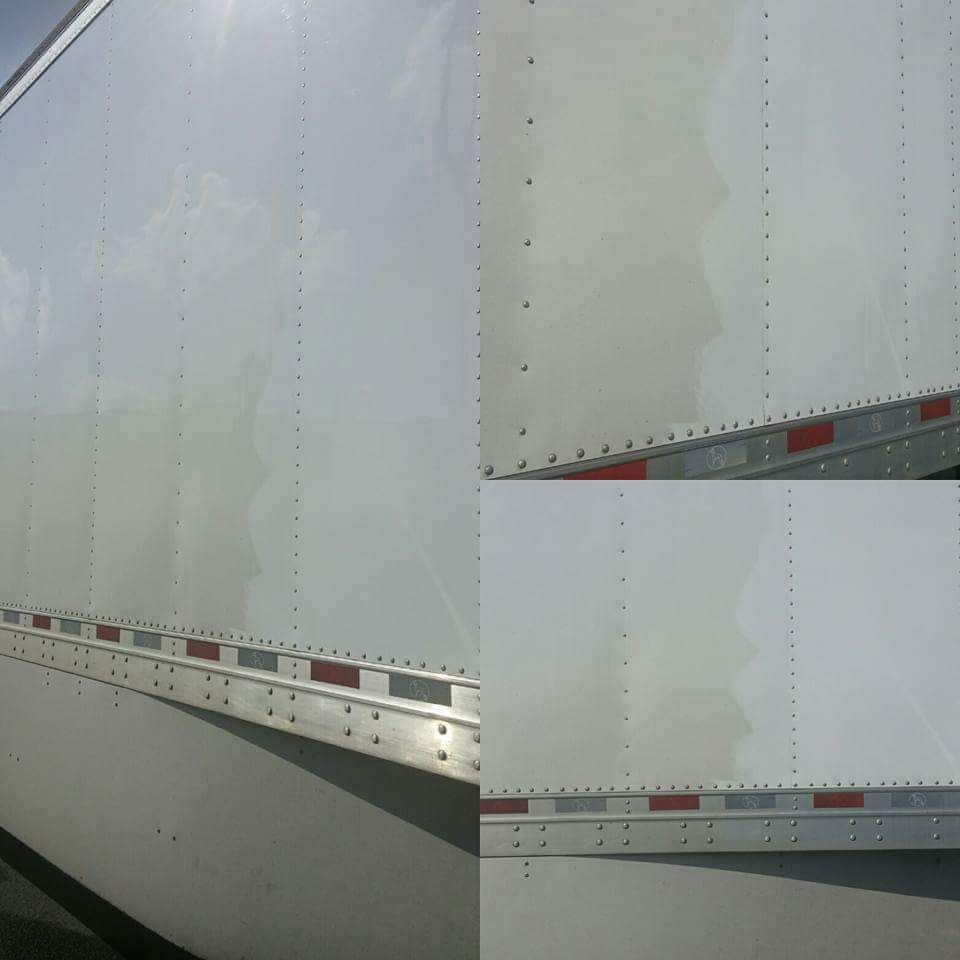 Une remorque blanche avec des bandes rouges et bleues sur le côté