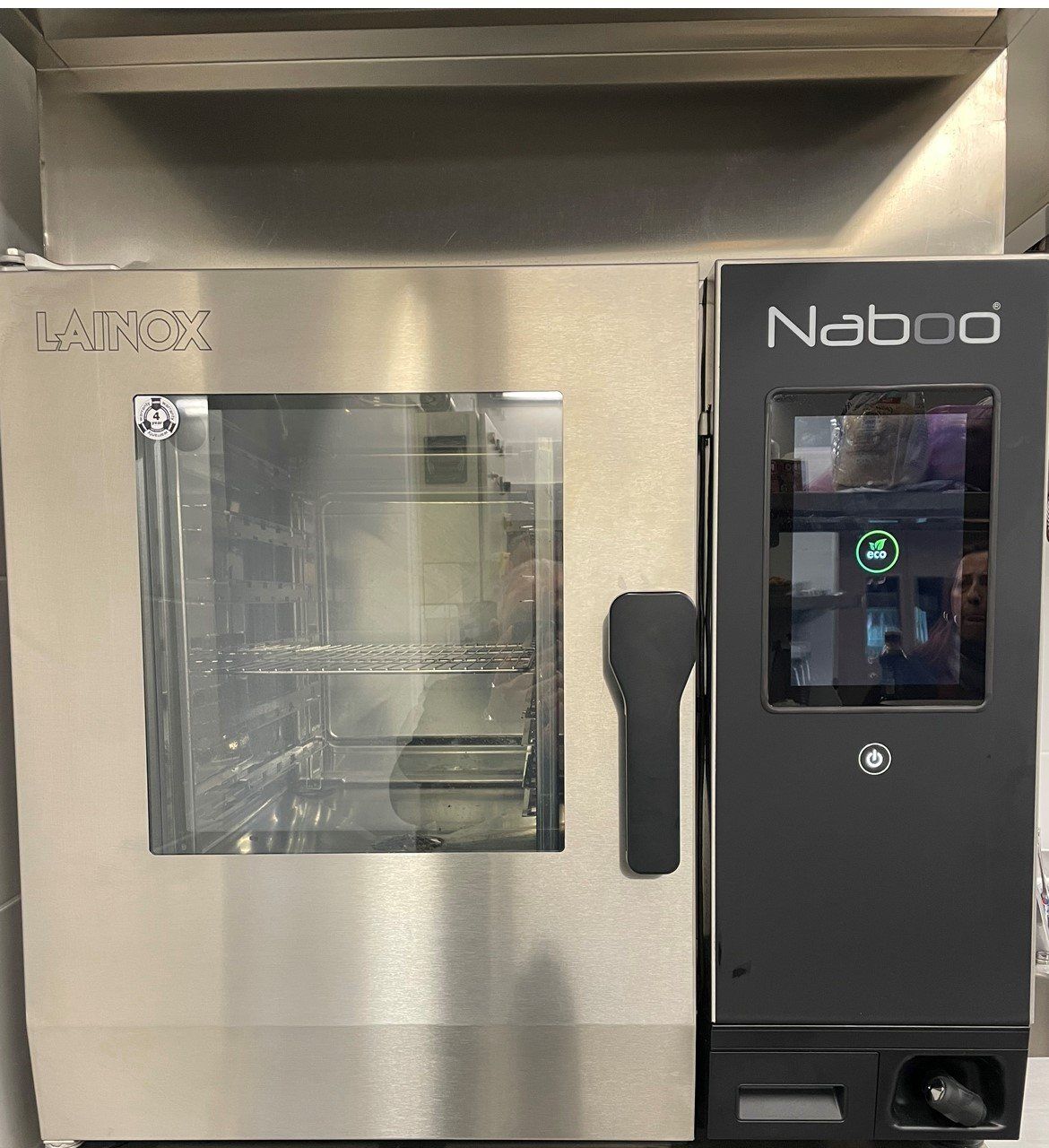 Un forno naboo in acciaio inox con porta in vetro