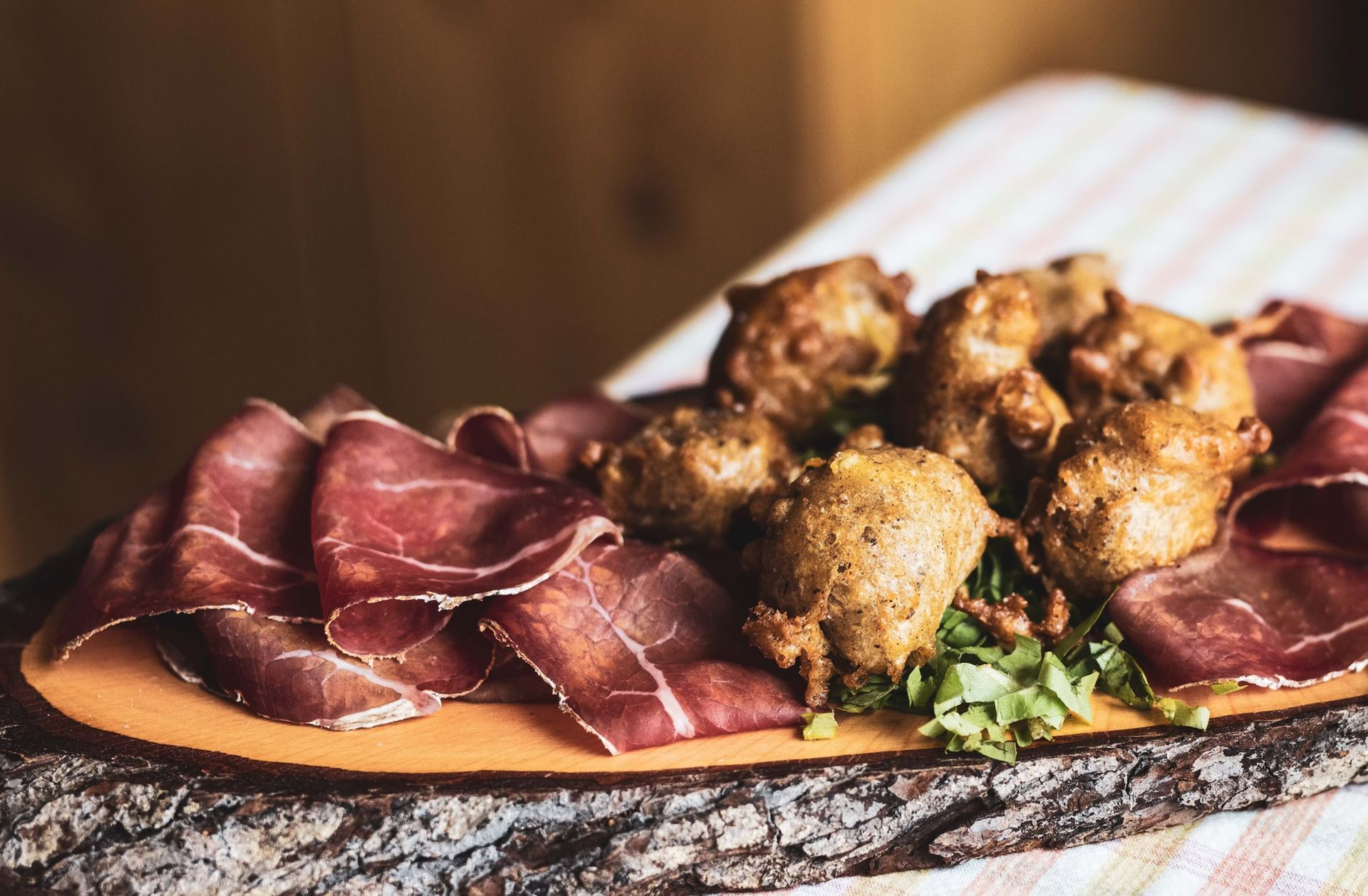 Tagliere di salumi con affettati e fritture.
