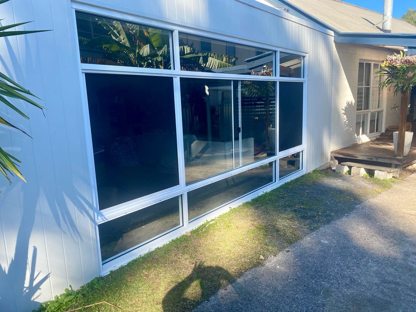 A White House With a Lot of Windows on the Side of It β Swift Glass & Aluminium In Woolgoolga, NSW