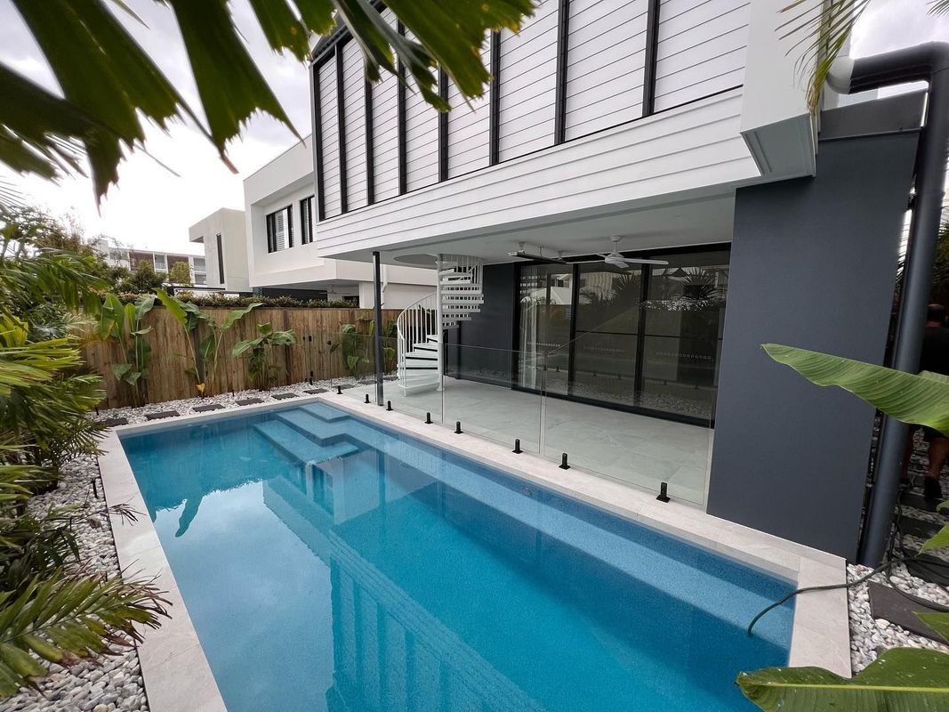 White House With Wide Swimming Pool — All Coast Painting in Tweed Heads South, NSW