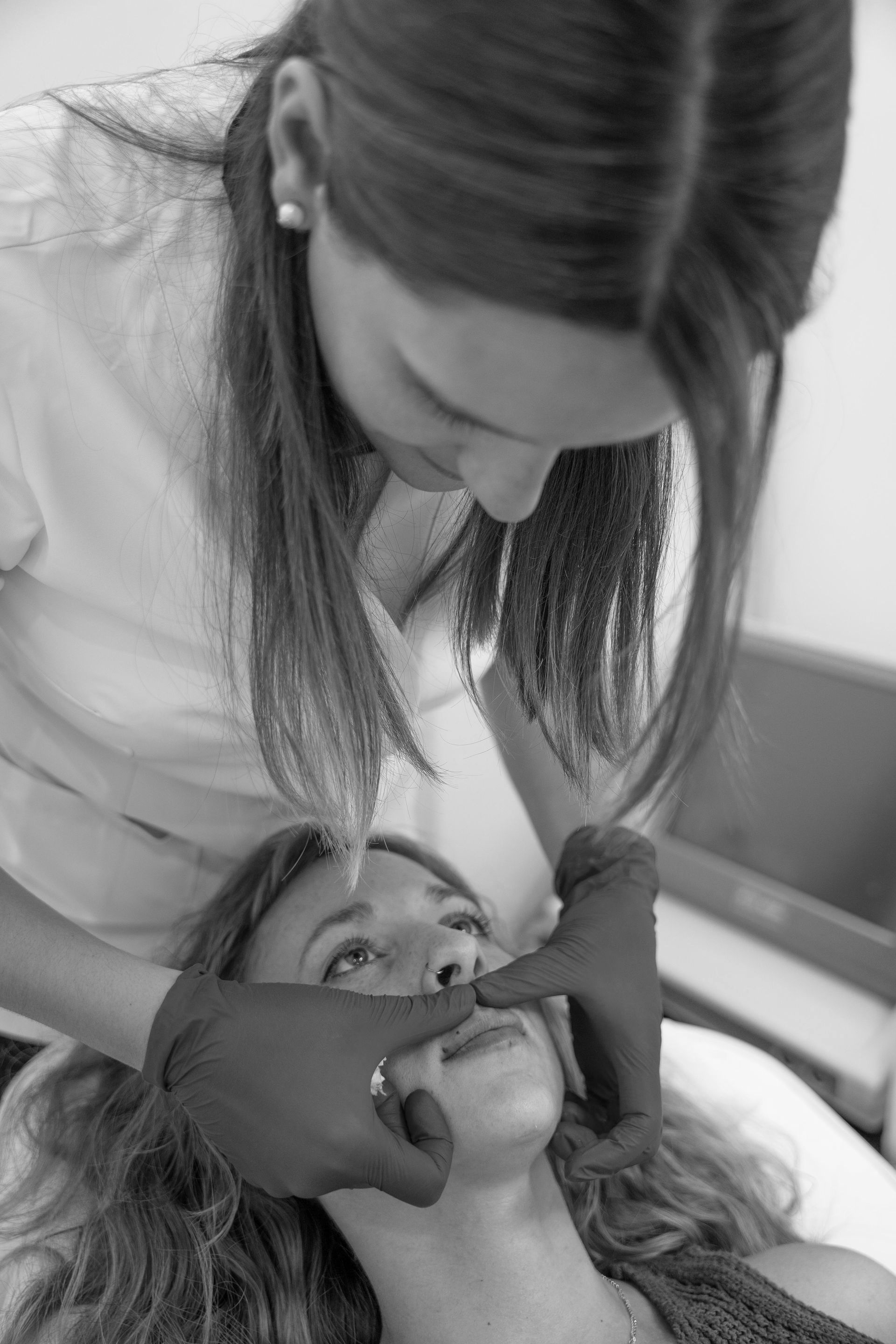 Una mujer recibe una inyección de botox en la cara.