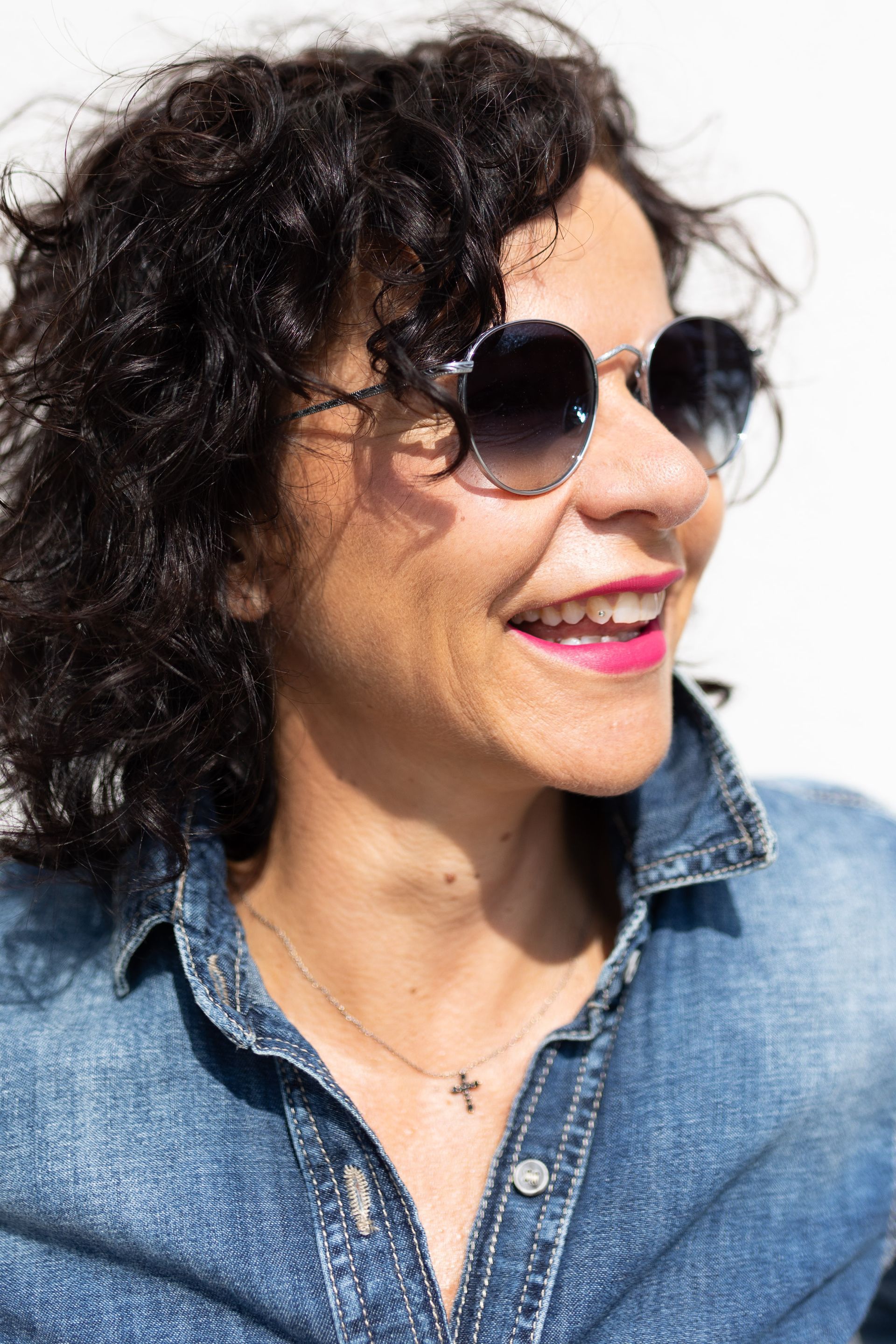 manola indossa occhiali da sole