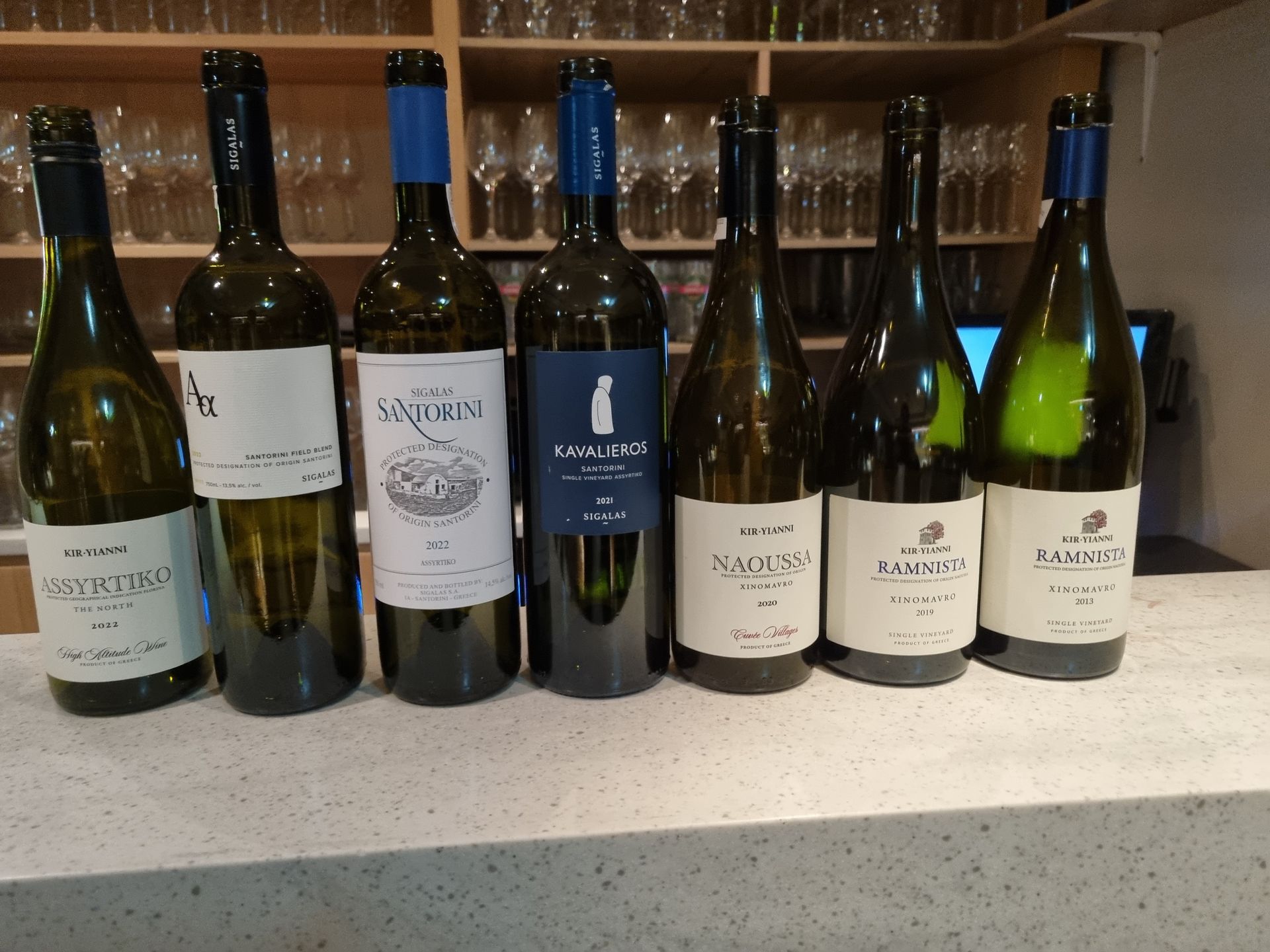 Vinflasker på rad på i en vinbar