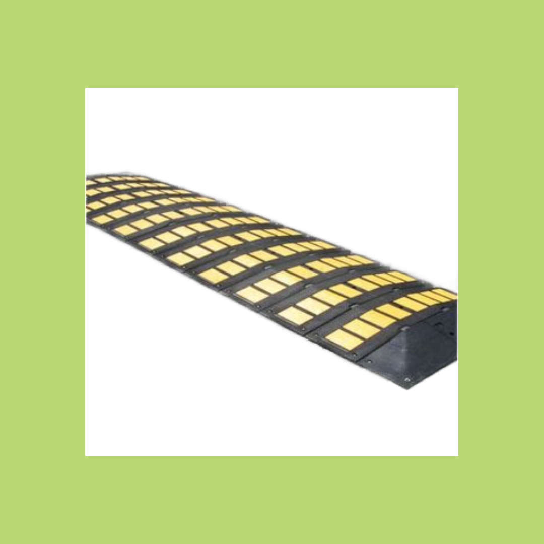 Un dosso rallentatore nero e giallo su uno sfondo bianco