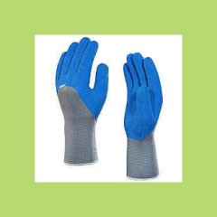 Un paio di guanti blu e grigi su sfondo verde.