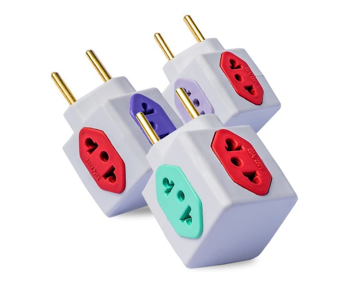 Um monte de plugues elétricos empilhados uns sobre os outros