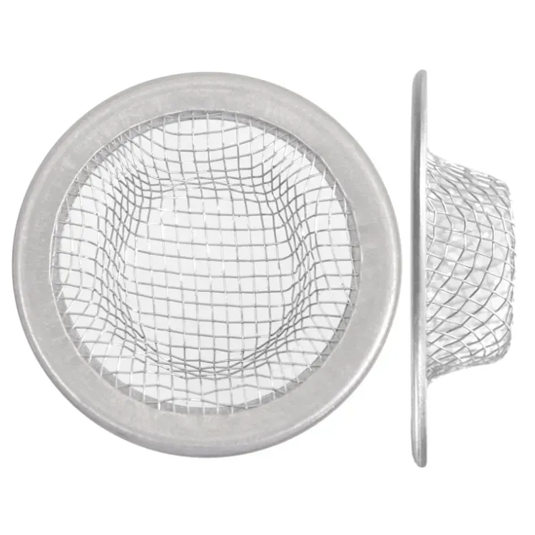 Um filtro de pia de aço inoxidável em um fundo branco.