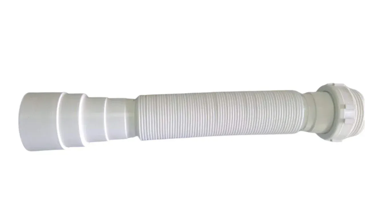 Um sifão de plástico branco em um saco verde sobre um fundo branco.