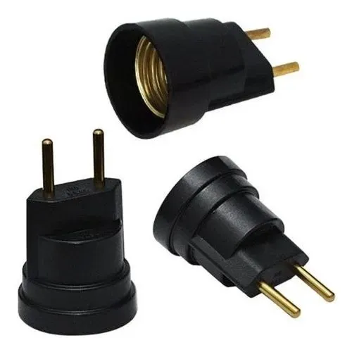 Dois plugues pretos com pinos dourados em um fundo branco