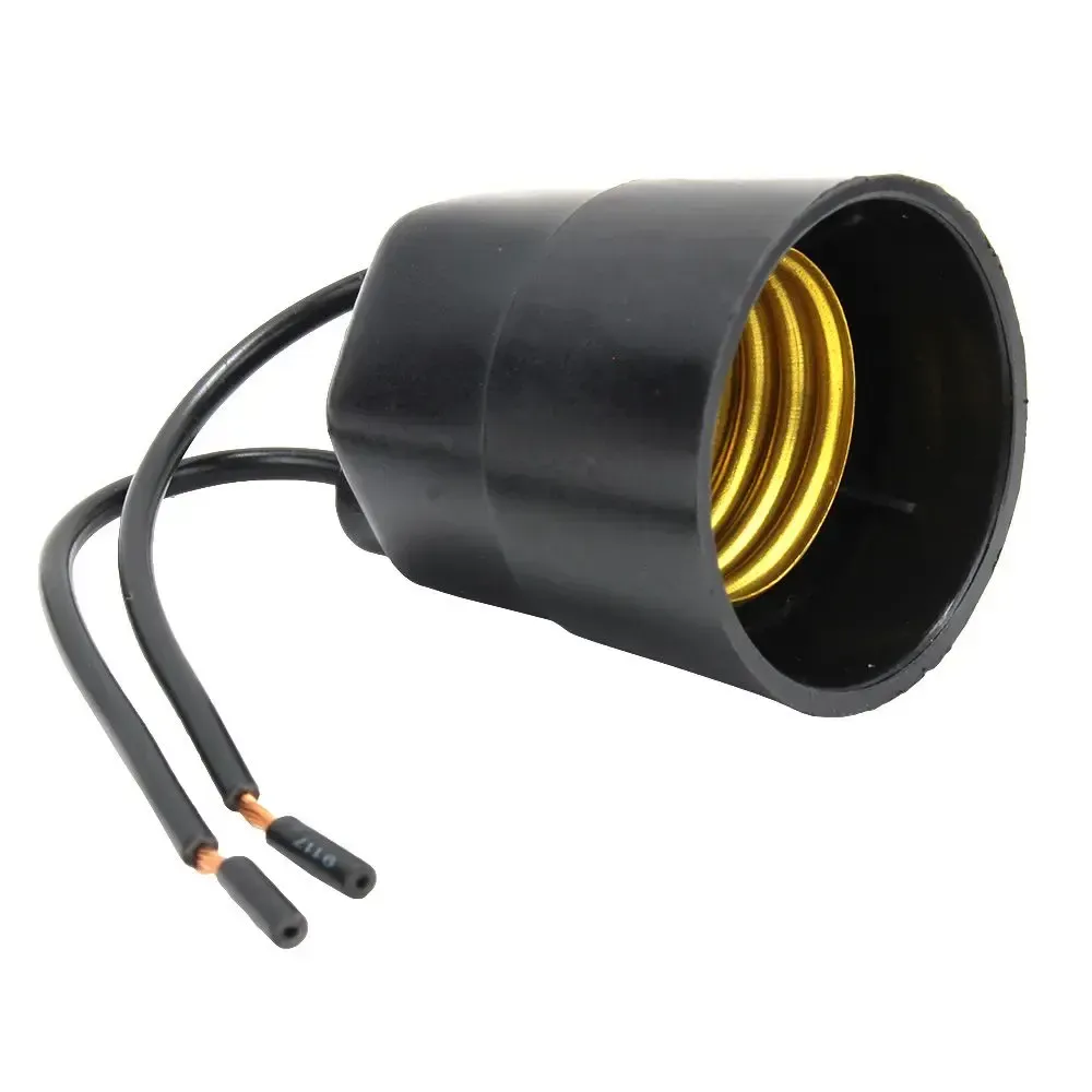 Dois porta-lâmpadas com fios presos a eles em um fundo branco