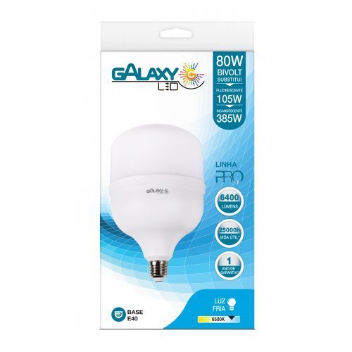 Uma lâmpada branca com um abajur branco está sobre uma superfície branca.