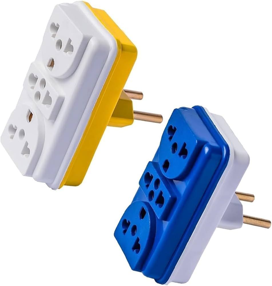 Três plugues elétricos de cores diferentes estão colocados lado a lado em uma superfície branca