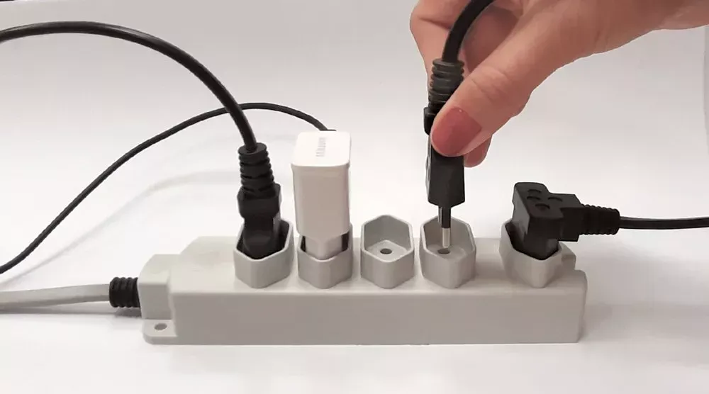 Uma pessoa está conectando um cabo em um filtro de linha