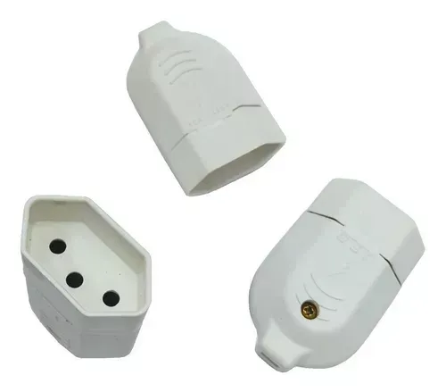 Três plugues elétricos de cores diferentes estão lado a lado em uma superfície branca.