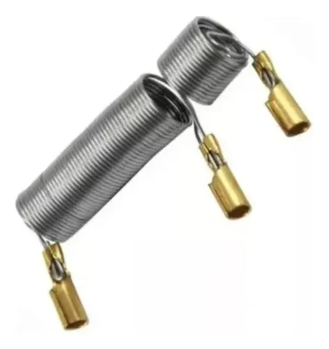 Um close de uma bobina com dois conectores de latão em um fundo branco.