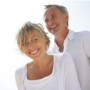 Un homme et une femme sourient à la caméra