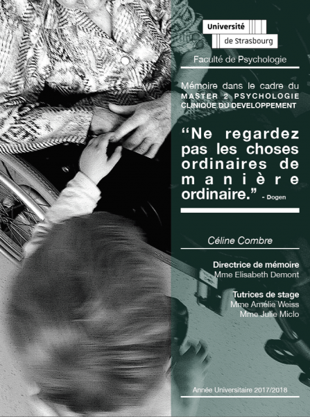 Une photo en noir et blanc d'une personne tenant la main d'un enfant