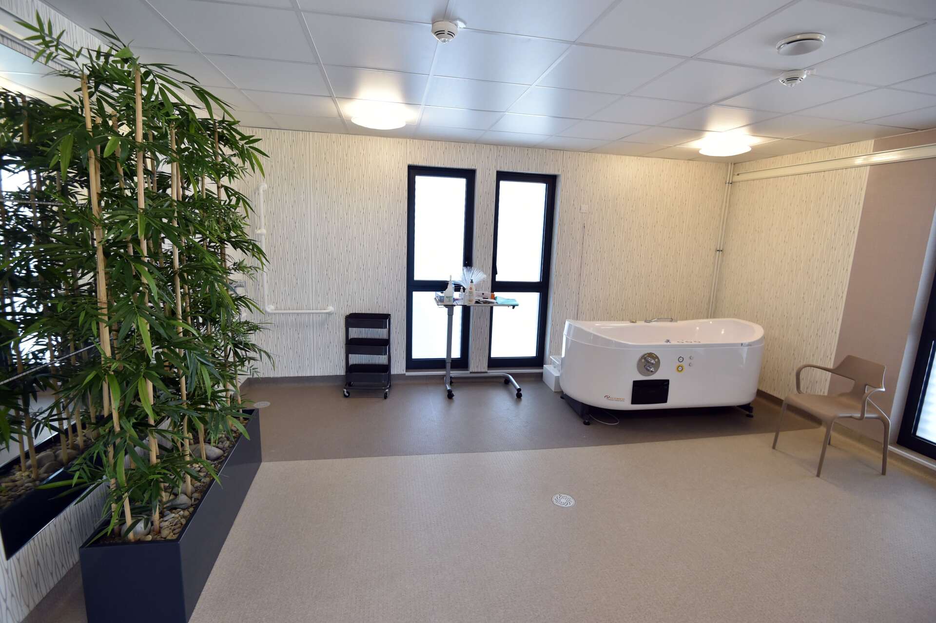 Il y a une baignoire au milieu de la pièce.