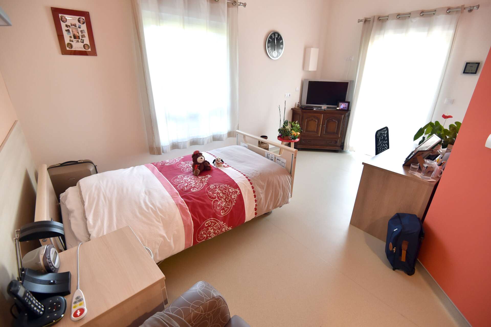 Une chambre avec un lit et une télévision