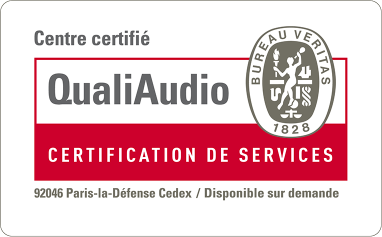 Un panneau rouge et blanc indiquant qualiaudio certification de services