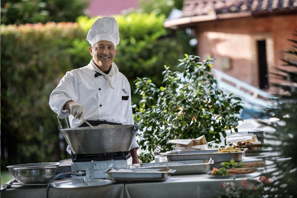 chef durante buffet all'aperto