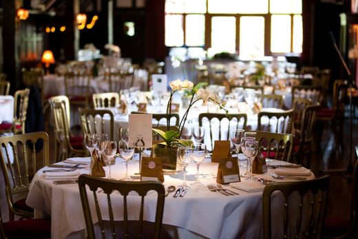tavolo durante matrimonio nell'elegante ristorante per matrimoni a Latina