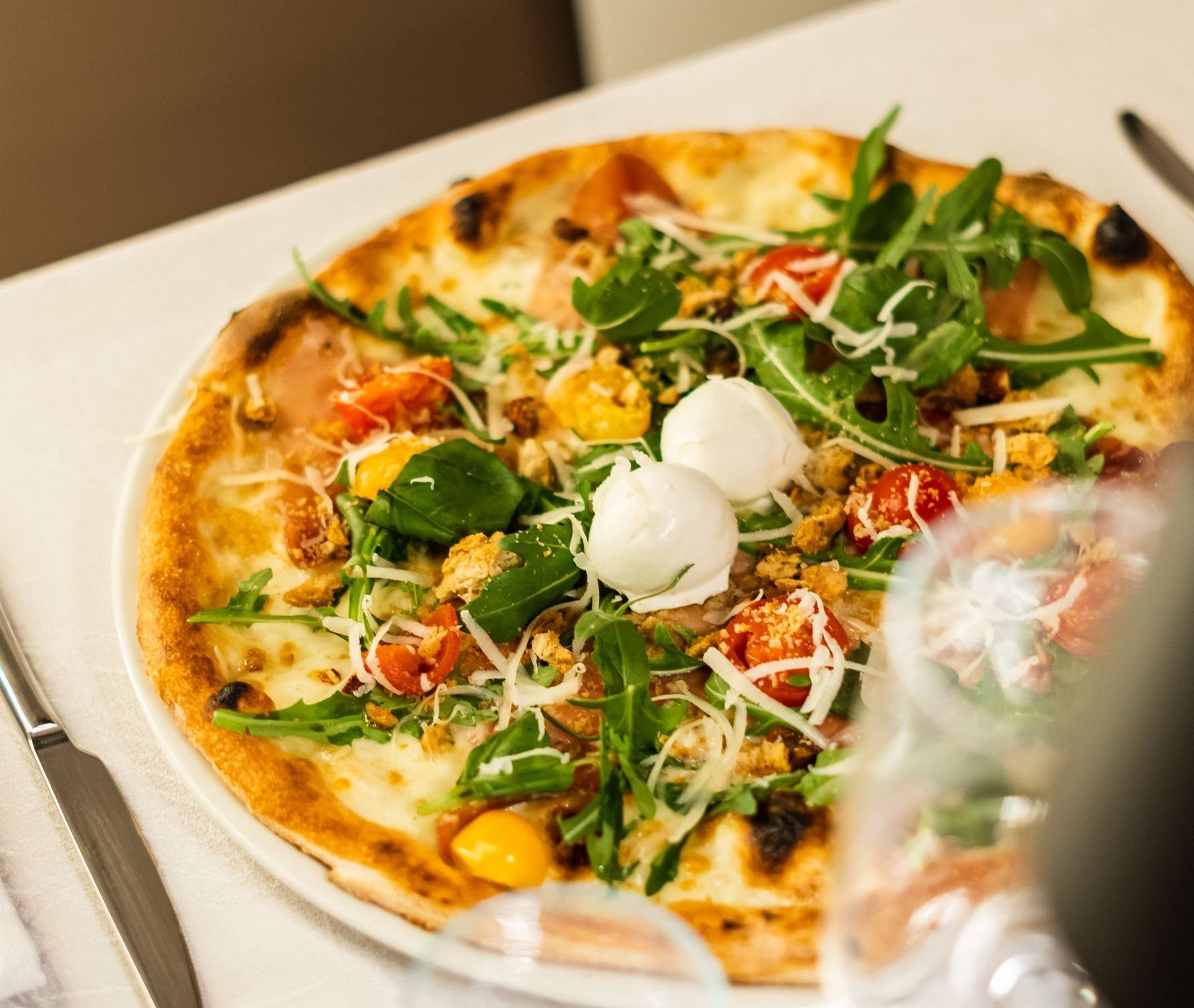 pizza con mozzarelle e rucola