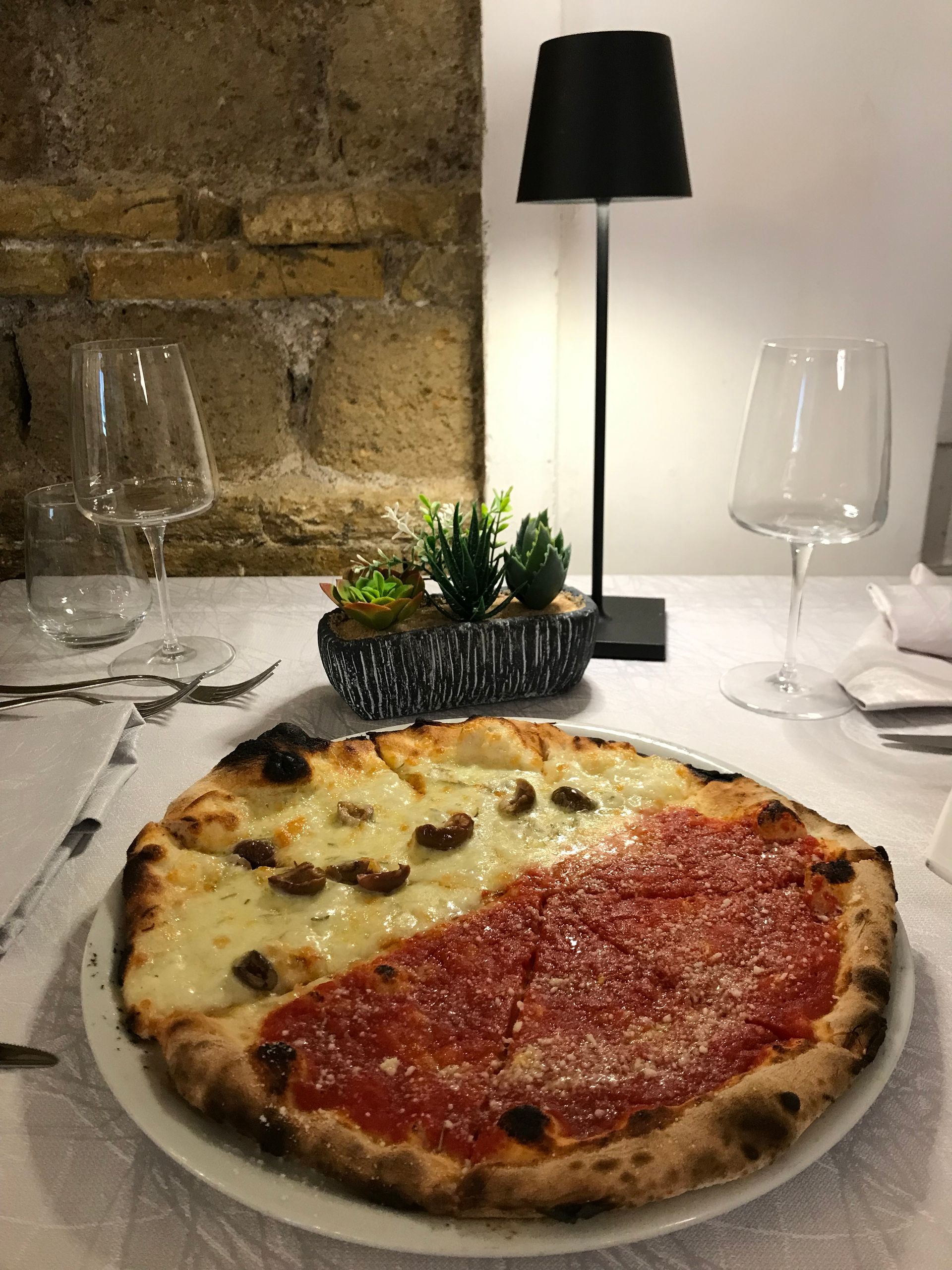 pizza mezza bianca e mezza rossa