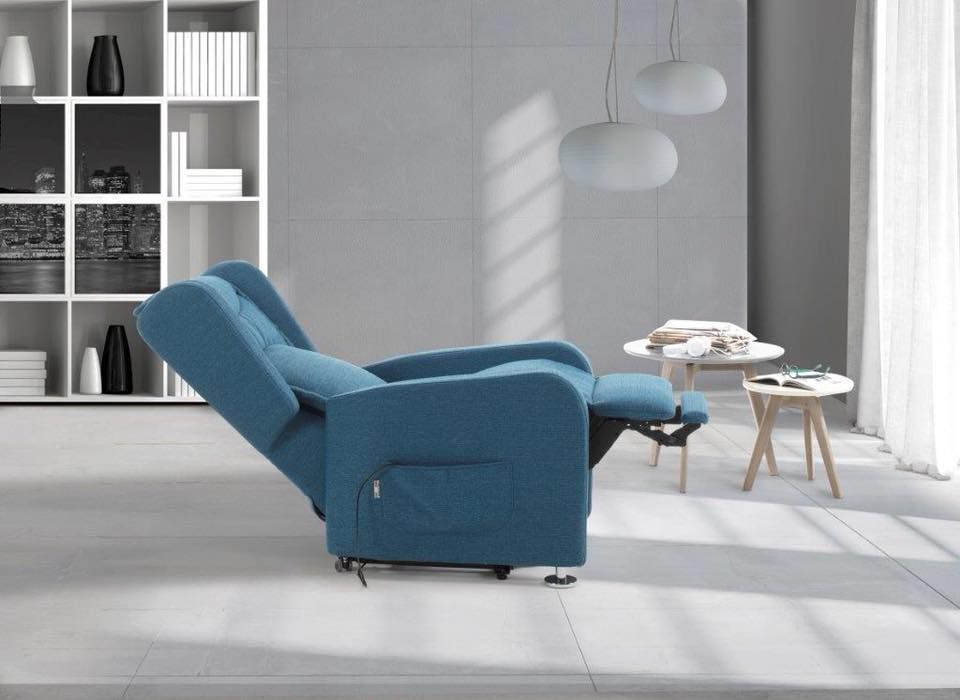 Poltrona reclinabile blu in un soggiorno moderno.